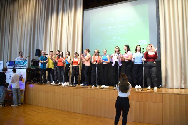 Die "Voices of HLW Hollabrunn" sorgten für eine stimmungsvolle, musikalische Eröffnung. | Foto: Sandra Schütz