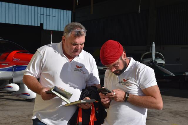 Die Piloten Beat und Roger bei der Flugvorbereitung