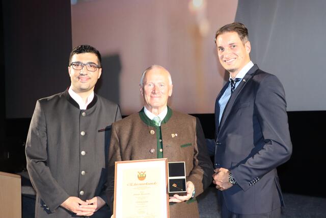 Laudator Vizebürgermeister Kayahan Kaya, Geehrter Johann Mauracher und Bürgermeister Michael Riedhart. | Foto: Nimpf