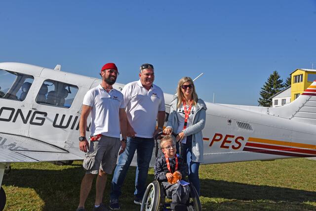 Die Piloten Roger und Beat mit Colin und Mama Sabine