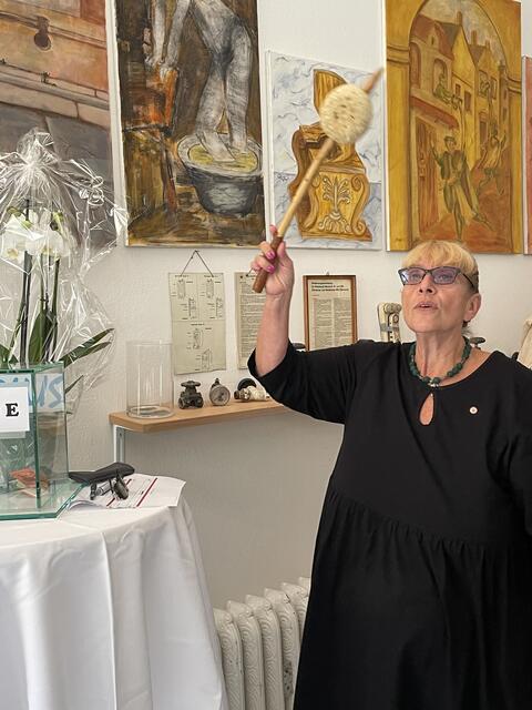 Dorli Krainer lädt im "Kleinen Sanitärmuseum" zu einer besonderen Zeitreise ein. | Foto: Waltraud Fischer