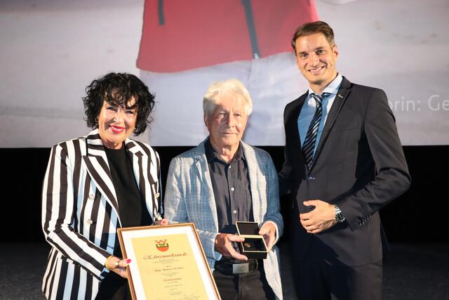 Laudatorin GR Gabi Madersbacher, Geehrter Helmut Wechner und Bürgermeister Michael Riedhart. | Foto: Nimpf