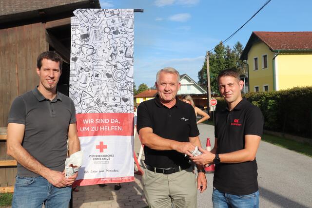Für Bgm. Manfred Komericky (Bildmitte, mit Peter Rabold und Mark Seybold)  und vielen Gemeinderäten war es eine Ehrensache, dem Roten Kreuz einen Besuch abzustatten, auch um danke für deren Einsatz zu sagen.   | Foto: Edith Ertl