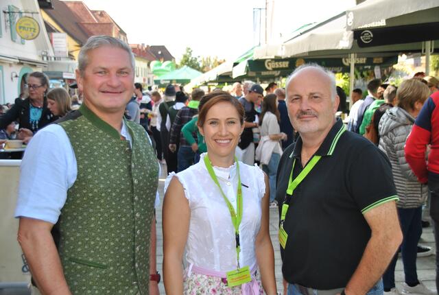 Bürgergmeister Christian Sander mit Pia Teuber-Weckersdorf und Siegfried Teubenbacher von der Werbegemeinschaft Kindberg. | Foto: Tamara Himsl