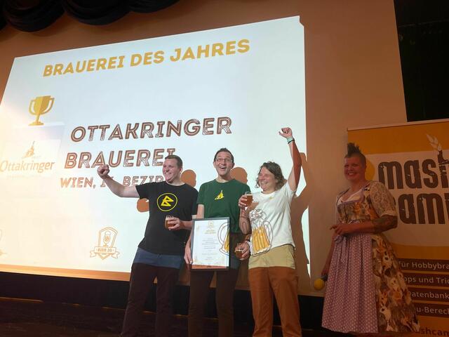 Das Team der Ottakringer Brauerei hatte Grund zum Jubeln: Zum zweiten Mal in Folge ist das Unternehmen österreichische Brauerei des Jahres. In der Mitte Braumeister Tobias Frank. Moderatorin Ursula Huber hielt sich am Rand außerhalb des Rampenlichts. | Foto: Martin Rolshausen