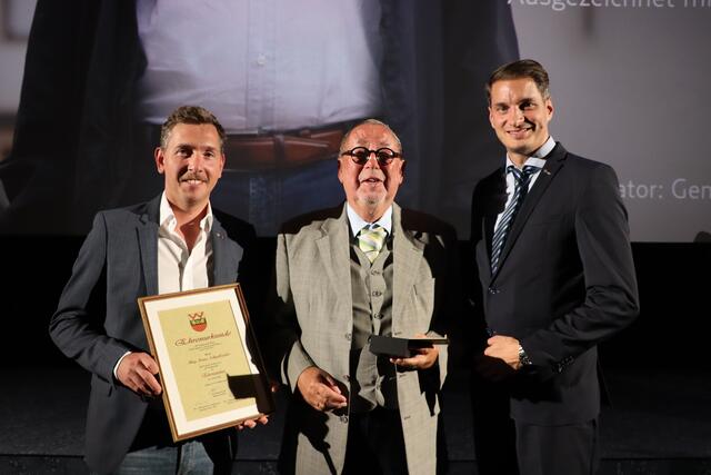 Laudator Kulturreferent Sebastian Feiersinger, Geehrter Franz Schnellrieder und Bürgermeister Michael Riedhart. | Foto: Nimpf