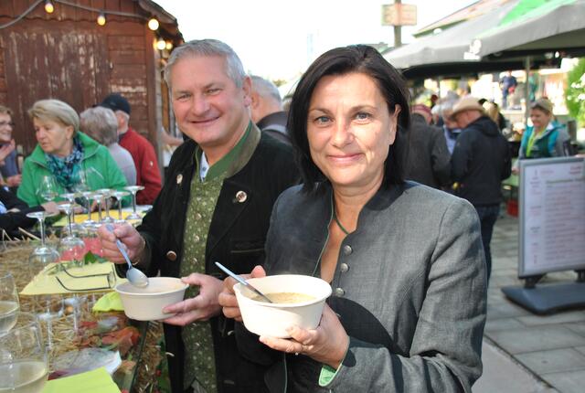 Christian und Doris Sander genossen das Suppenangebot bei strahlendem Sonnenschein.  | Foto: Tamara Himsl