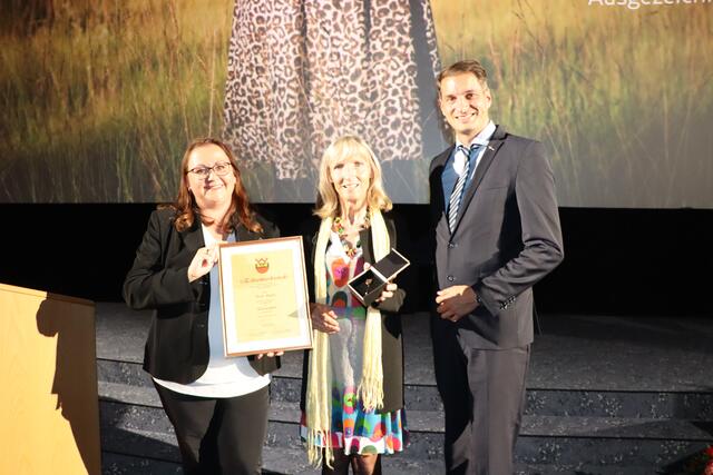 Laudatorin GR Iris Kahn, Geehrte Maria Ringler und Bürgermeister Michael Riedhart. | Foto: Nimpf