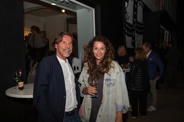 Künstlerin Laura Schindler und Alfred Gigler bewunderten die neue Galerie.