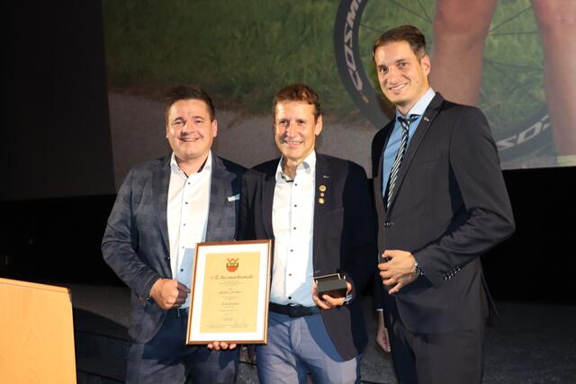 Laudator Sportreferent Thomas Embacher, Geehrter Günther Feuchtner und Bürgermeister Michael Riedhart. | Foto: Nimpf