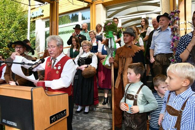 Bgm. Herbert Grießer hat seit vielen Jahren die ehrenvolle Aufgabe, die Urkunde aus dem Jahr 1445 zur Führung des Marktrechtes zu verlesen. | Foto: Anita Galler