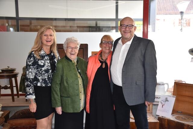 Manuela Kittler, "Obfrau des Kleinen Sanitärmuseums", mit Familie Haas. | Foto: Waltraud Fischer