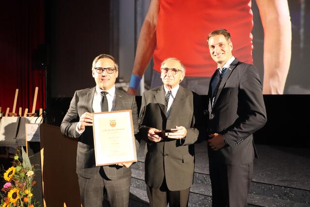 Laudator Stadtrat Christian Kovacevic, Geehrter Vladimir Stefanec und Bürgermeister Michael Riedhart. | Foto: Nimpf