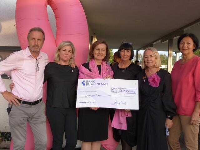 Am Ende des Abends konnten stolze Spenden in Höhe von mehreren tausend Euro an Pink Ribbon übergeben werden, um die wichtige Arbeit in der Brustkrebsforschung zu unterstützen.