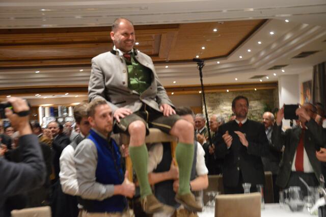 Der neue Kommissär 2023 wird von den Junggesellen zum Kommissärstisch geragen.