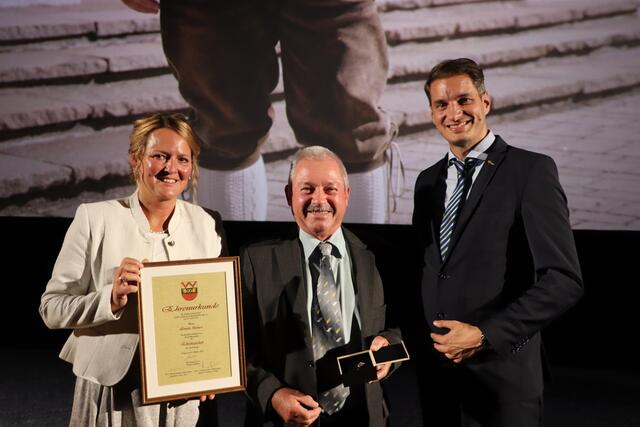 Laudatorin Sozialreferentin Elisabeth Werlberger, Geehrter Armin Steiner und Bürgermeister Michael Riedhart. | Foto: Nimpf