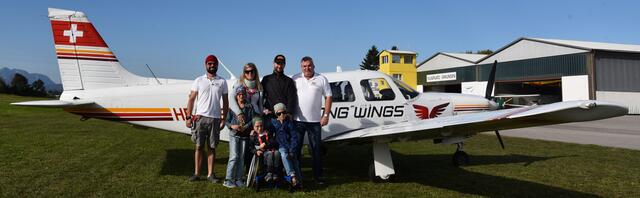 Fam. Klein mit Pilot Roger (li) und Obmann Beat(re) vor der Piper