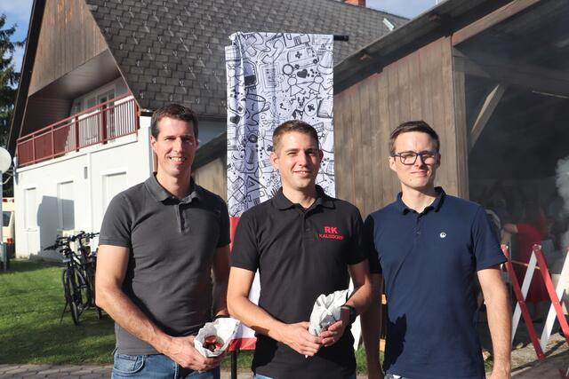 Peter Rabold, Mark Seybold und Philipp Polzhofer nahmen sich kurz für das Foto Zeit, dann ging es wieder an die Arbeit, um die zahlreichen Besucher mit Kastanien, Sturm und Kuchen zu versorgen.  | Foto: Edith Ertl