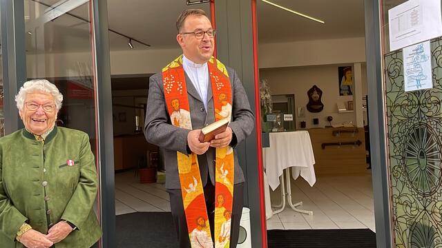 Eine Premiere auch für Stadtpfarrer Anton Neger: "Ein Sanitärmuseum habe ich noch nie gesegnet." | Foto: Waltraud Fischer