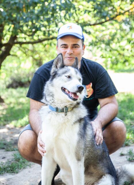 Huskies lassen sich nicht so gerne fotografieren. Mit Lukas Mikulics fiel es den Vierbeinern jedoch ein wenig leichter.  | Foto: Regina Courtier