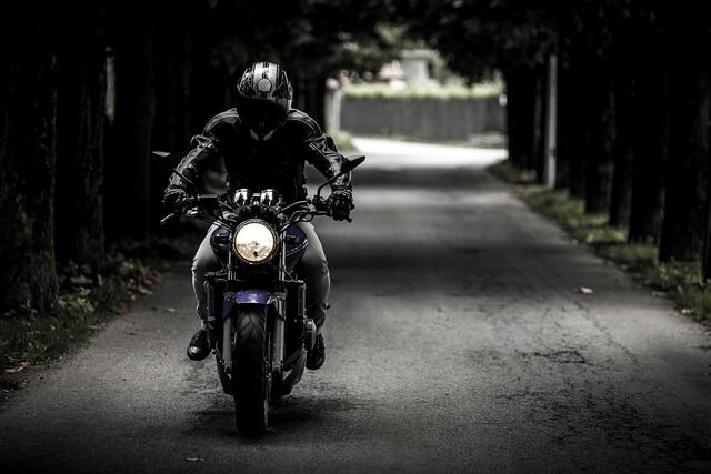 In Kirchdorf kam es am Samstag zu einem Abbiegeunfall, ein 68-Jähriger Motorradlenker kollidierte beim Überholmanöver mit einem PKW. | Foto: Pixabay (Symbolfoto)