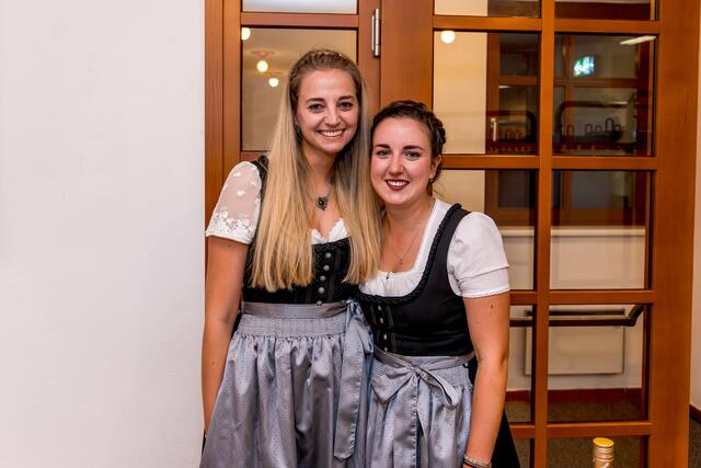 Magdalena Glatzl und Anja Holzmann empfingen die Gäste | Foto: Holzmann