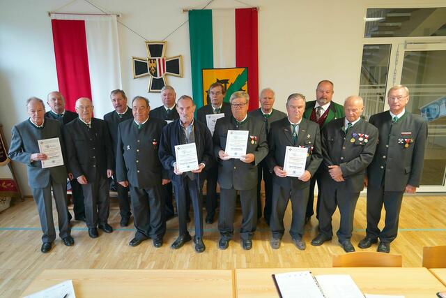 Die sieben geehrten Mitglieder mit Vorstand und Ehrengäste