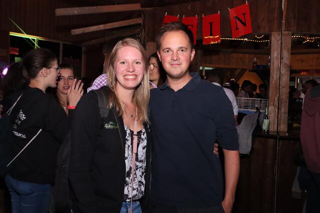 Melanie und ihr Kollege Raphael hatten viel Spass auf dem Schardenberger Oktoberfest. | Foto: Markus Bäumler/zema-medien.de