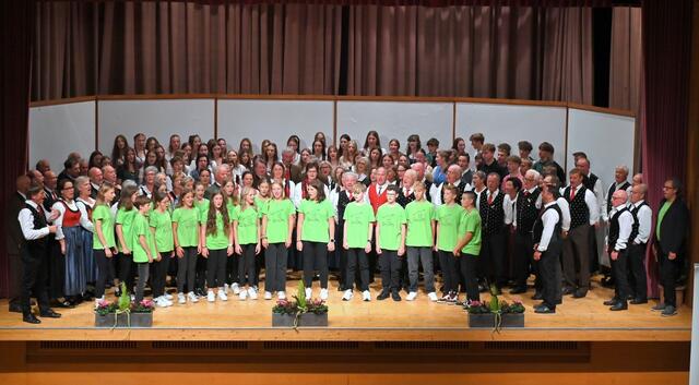 Wenn 150 Menschen gemeinsam singen, ist es eine wertvolle Friedens-Botschaft | Foto: Hans Jost
