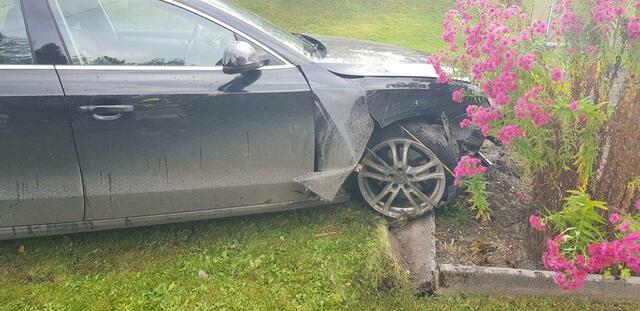 Das Fahrzeug hatte einen Zaun durchbrochen und war  im Vorgarten eines Wohnhauses zum Stillstand gekommen. | Foto: Feuerwehrbezirk Lungau