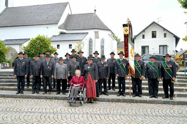 Ein Teil der Mitglieder des Kameradschaftsbundes Gschwandt mit Fahnenmutter Elisabeth Wampl (sitzend) und Fahnenpatin Marianne Lüftinger, li vorne Bezirksobmann Walter Drack, re vorne Obmann Franz Wampl