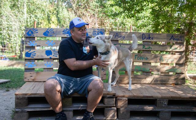 Huskies lassen sich nicht so gerne fotografieren. Mit Lukas Mikulics fiel es den Vierbeinern jedoch ein wenig leichter.  | Foto: Regina Courtier