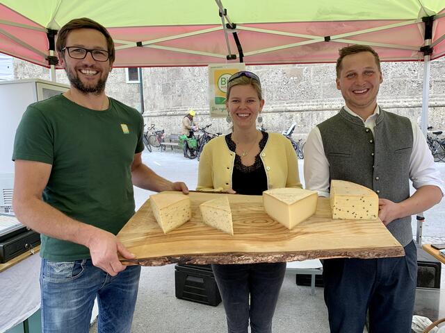 Zum Verkosten und Genießen gibt es ausreichend Gelegenheit. Neben dem Gaumenerlebnis steht der Austausch mit den Produzent:innen im Fokus. | Foto: Bettina Fleiss