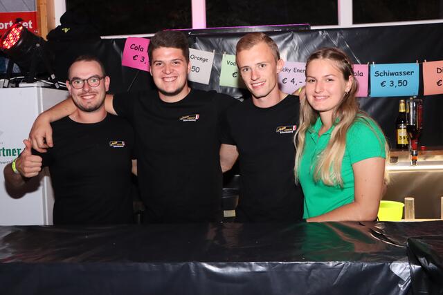 Harry, Daniel, Lukas und Antonia sind das beste Barteam. | Foto: Markus Bäumler/zema-medien.de