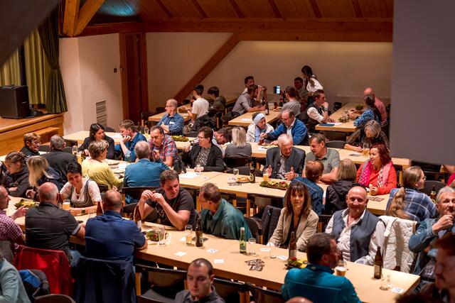 Viel los im Gemeindesaal | Foto: Holzmann