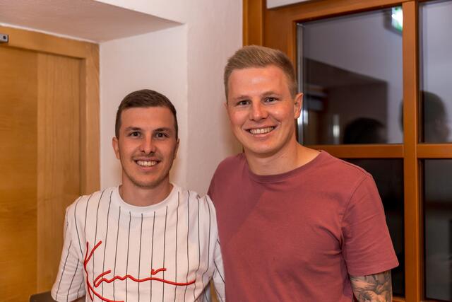 Bei Michael und Patrick Knoflach gab es die Lose für das Gewinnspiel | Foto: Holzmann