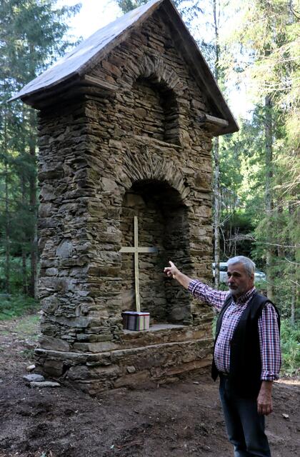 Ein Kreuz wird eingepflanzt