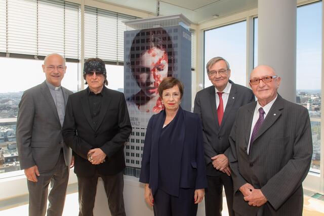 Dompfarrer Toni Faber, Künstler Gottfried Helnwein, Doris Schmidauer, Vorstandsvorsitzender Robert Lasshofer, Vorstandsvorsitzender Aufsichtsratspräsident Günter Geyer. | Foto: Wiener Städtische Versicherungsverein/Richard Tanzer