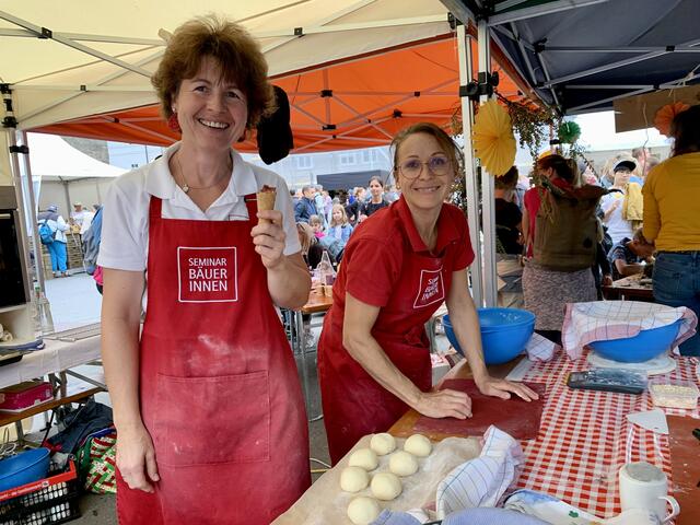Die Seminar-Bäuerinnen zeigen wie's geht: Brotbacken nach überlieferter Tradition. 