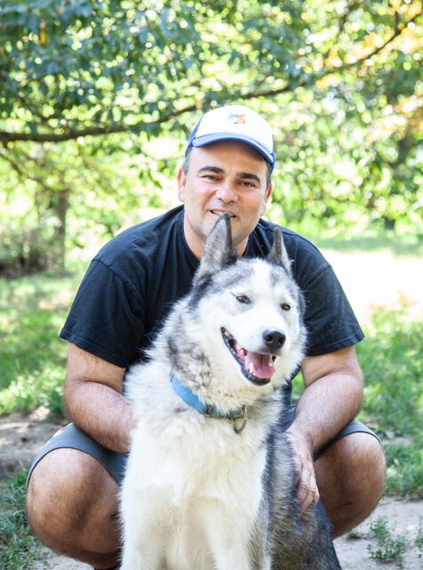 Huskies lassen sich nicht so gerne fotografieren. Mit Lukas Mikulics fiel es den Vierbeinern jedoch ein wenig leichter.  | Foto: Regina Courtier