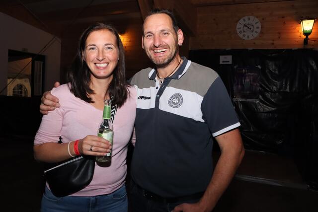 Monika und Felix haben gut lachen auf dem Schardenberger Oktoberfest. | Foto: Markus Bäumler/zema-medien.de