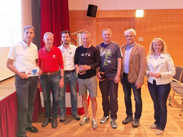 Gernot Schwaiger, Willi Fischer, Michael Auckenthaler, Leo Hofer, Willi Staffler, Bgm. Gerhard Obermüller und Maria Danzl freuen sich über die erfolgreiche Film-Doku WilliMan 04/40/12 