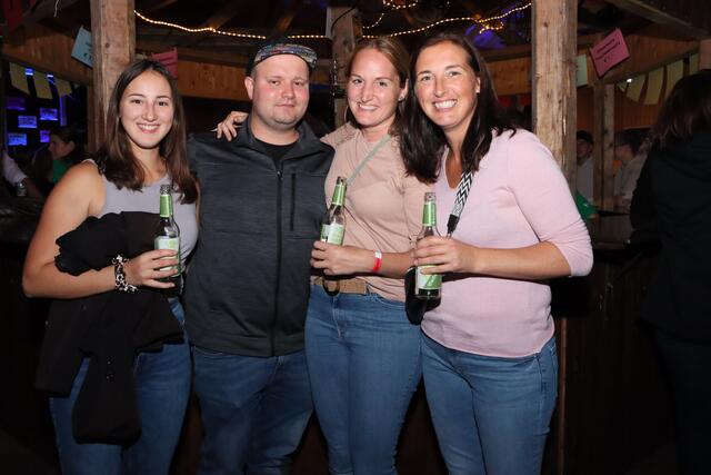 Nadine, Simon, Julia und Monika genießen ein zünftiges Oktoberfest. | Foto: Markus Bäumler/zema-medien.de