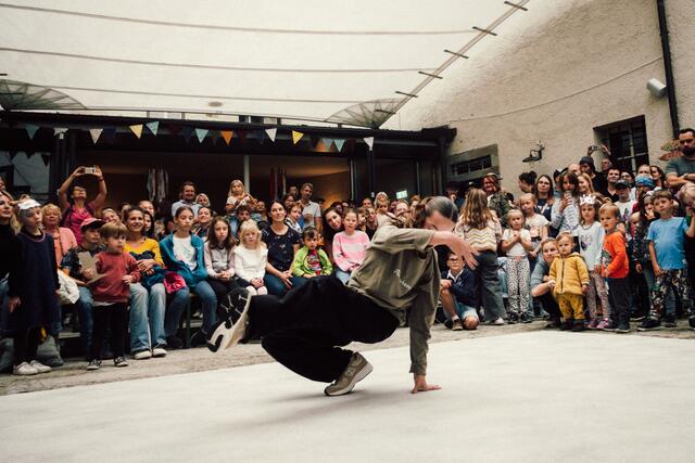 Breakdance ist eine Tanzform, die als Teil der Hip-Hop-Bewegung unter afroamerikanischen Jugendlichen in Manhattan und der südlichen Bronx im New York der frühen 1970er Jahre entstanden ist. | Foto: Dominik Kretz