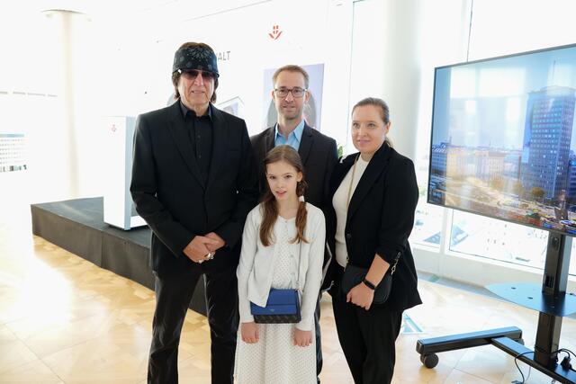 Helnwein mit Ava und ihren Eltern. | Foto: Max Spitzauer / RMW