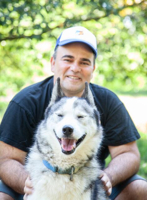Huskies lassen sich nicht so gerne fotografieren. Mit Lukas Mikulics fiel es den Vierbeinern jedoch ein wenig leichter.  | Foto: Regina Courtier
