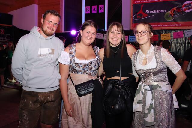 Jakob, Lena, Stefanie und Katharina freuen sich über ein zünftiges Oktoberfest in Schardenberg. | Foto: Markus Bäumler/zema-medien.de