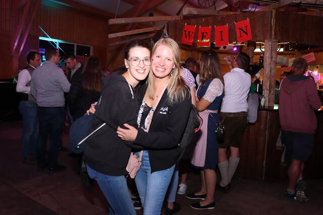 Karin und Melanie feierten zusammen auf dem Schardenberger Oktoberfest. | Foto: Markus Bäumler/zema-medien.de