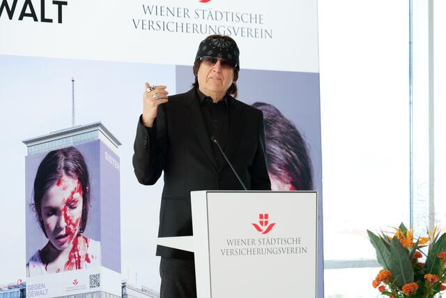 Gottfried Helnwein bei der offiziellen Enthüllung seines Kunstwerk am Wiener Ringturm.