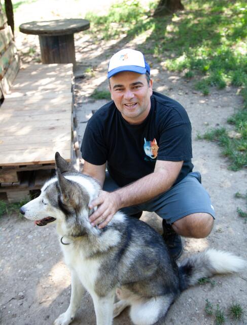 Huskies lassen sich nicht so gerne fotografieren. Mit Lukas Mikulics fiel es den Vierbeinern jedoch ein wenig leichter.  | Foto: Regina Courtier